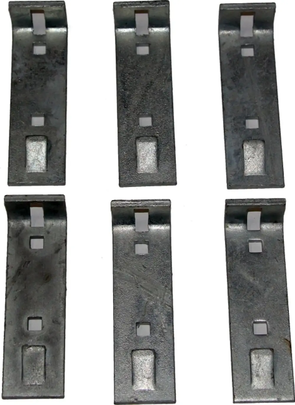 Sechs Metallbefestigungsbügel in quadratischer Form, gefertigt von Wolf, geeignet für Montageanwendungen. Die Oberfläche ist glänzend, mit mehreren Durchbrüchen.